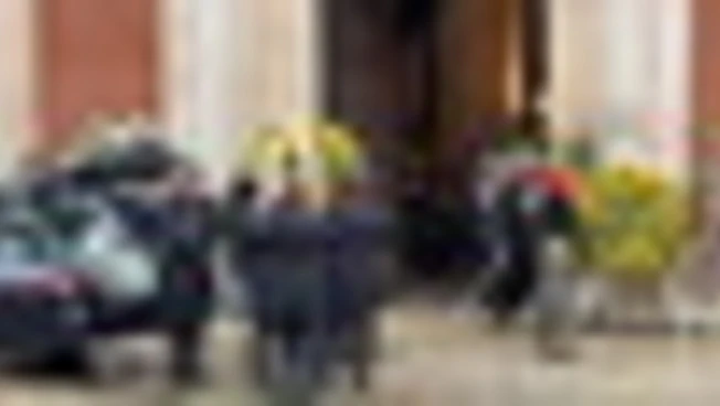 Il lungo applauso per Ornella Vanoni all'arrivo del feretro in chiesa