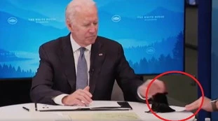 Joe Biden, "signor presidente...". Pizzino in diretta, che disastro: si legge e si vede tutto, era saliva?