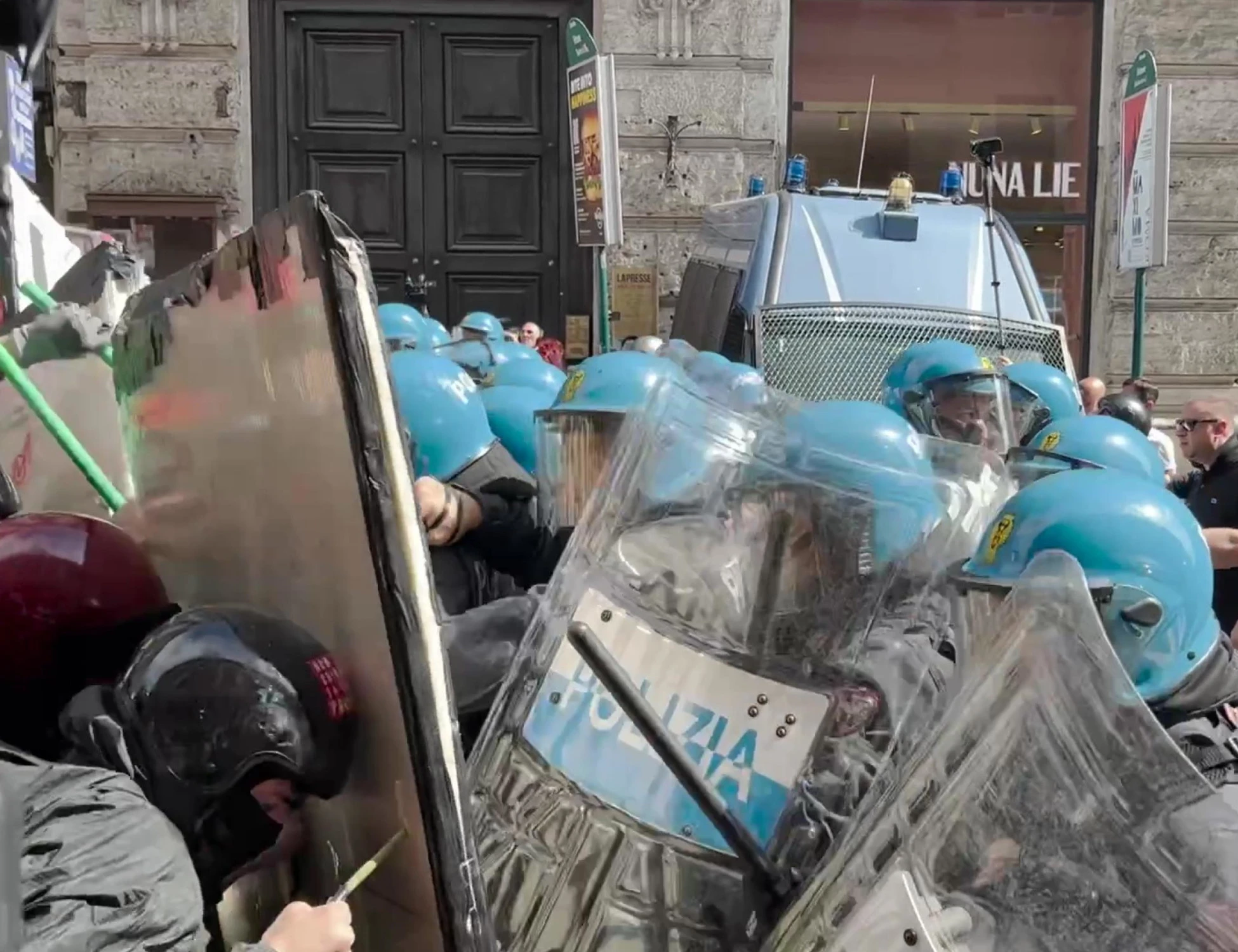 Violenti contro la polizia, la sinistra: "Anche Gandhi in galera"