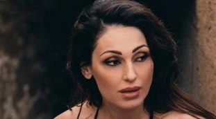 Anna Tatangelo "strizzatissima": foto in costume ad alto tasso erotico, occhio al dettaglio sul collega