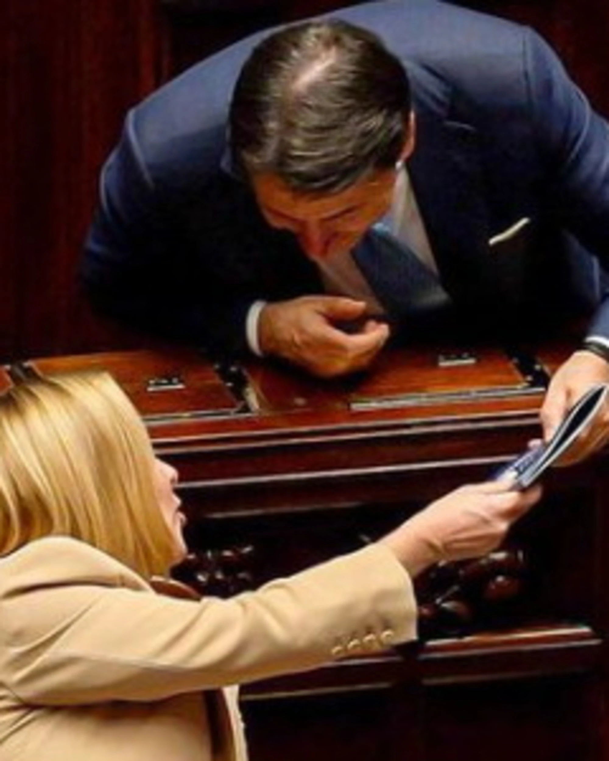 FdI irride Giuseppe Conte: "A Meloni regala questo libro"