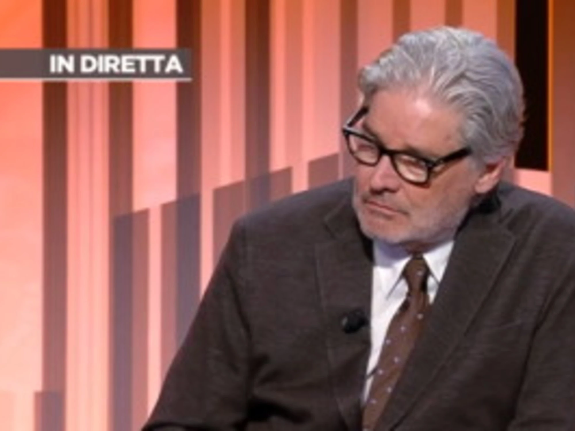 Paolo Del Debbio spazza via Macron: "Fatico a capire"