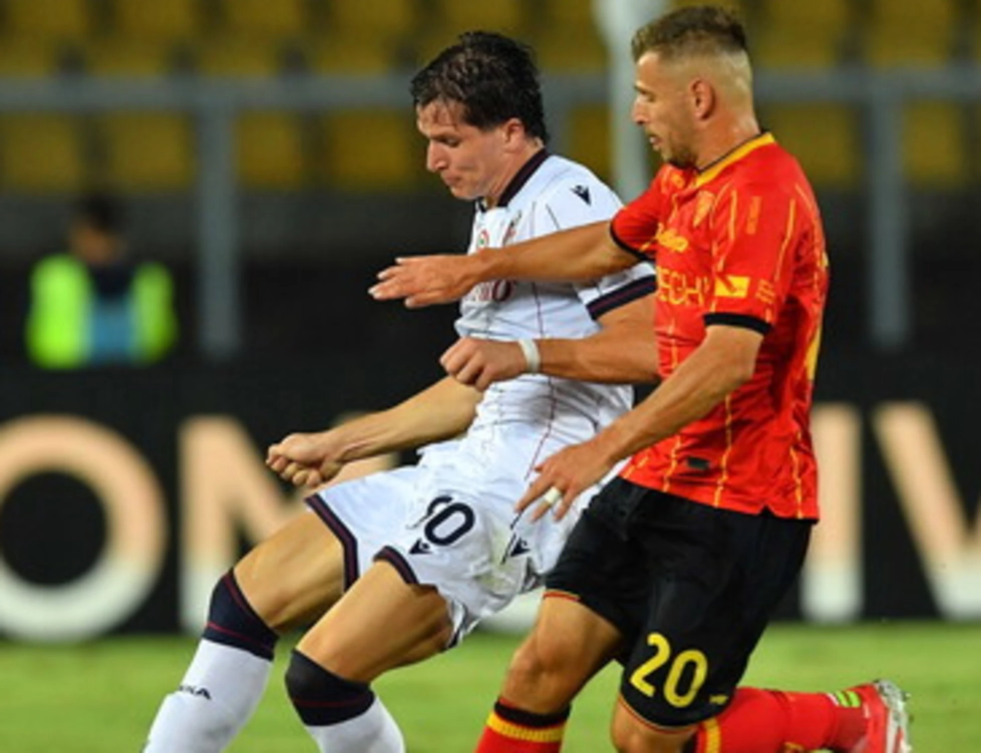 Serie A, Lecce-Bologna 2-2, 17enne Camarda firma pari nel recupero