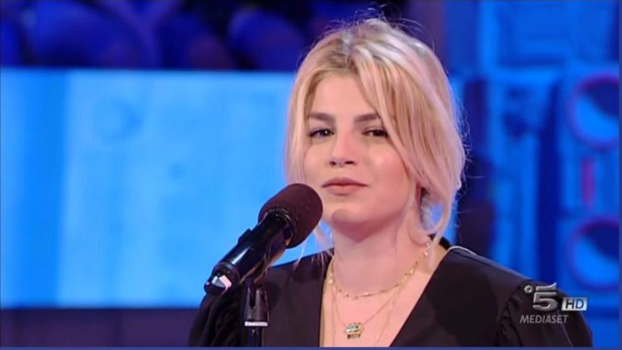 Amici, Emma Marrone in imbarazzo: lo strano blitz di Vasco Rossi, fan in delirio