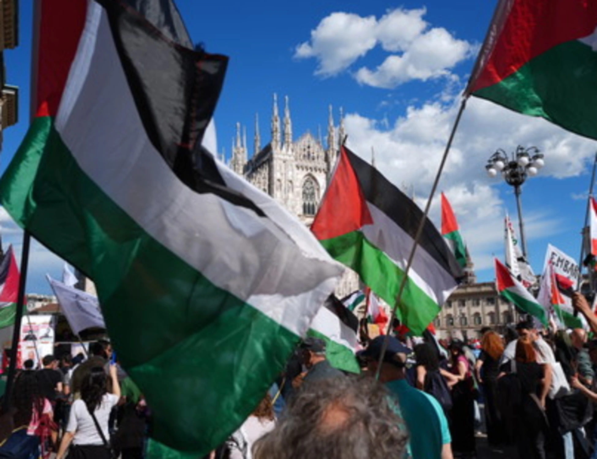 Flotilla, orrore pro-Pal: imbrattate di rosso le foto di Meloni durante il corteo
