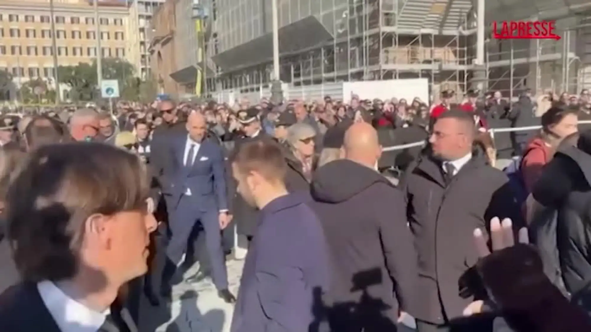 Funerali Valentino, da Donatella Versace a Anne Hathaway: tutti in chiesa per le esequie