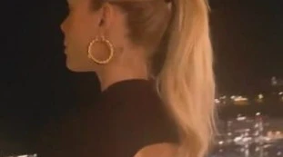 Ilary Blasi, "ma è senza slip?". Si affaccia al balcone così, una foto molto spinta: là sotto si vede tutto