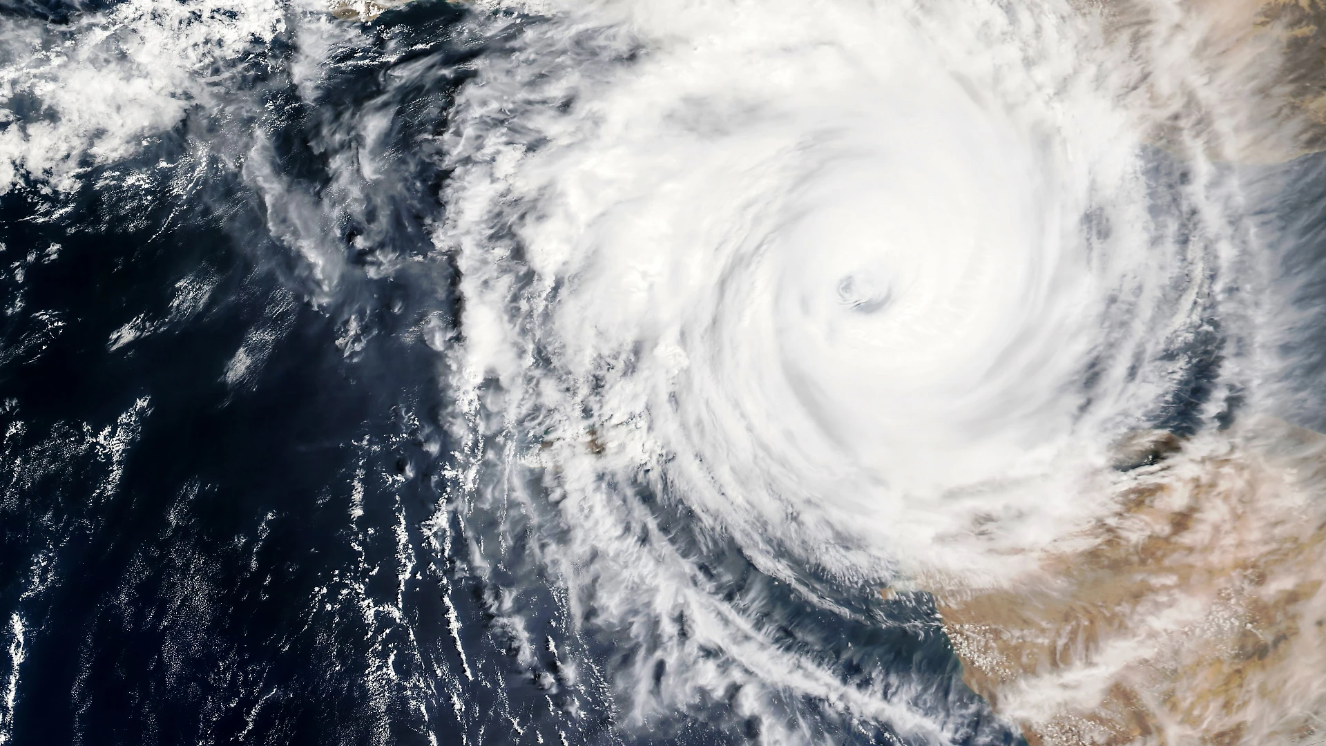 Uragano Ophelia verso l'Europa, l'esperto: "Energia enorme, l'acqua potrebbe invadere le case a distanza di km dalle coste"