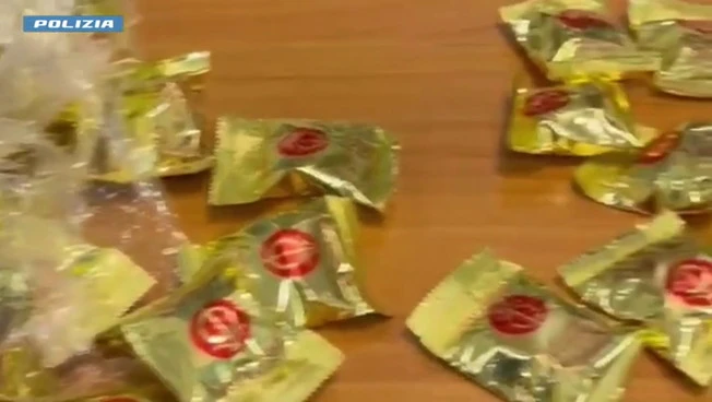 Nascondeva 5 Kg di Cocaina nei biscotti della fortuna, arrestata a Fiumicino