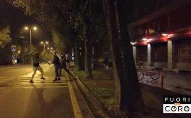 Fuori dal Coro, botte e pistole: assalto dei migranti alla troupe