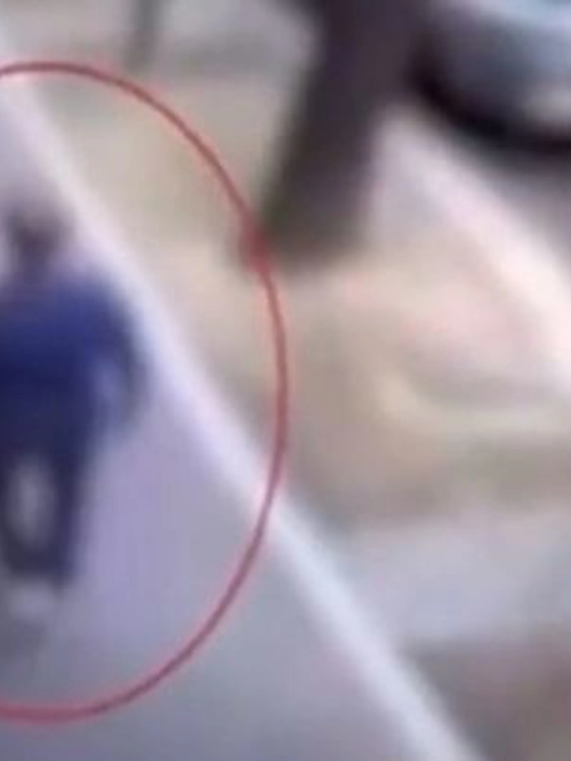 Milano, si ferma con l'auto in centro e gli rubano un orologio da 250mila euro: finisce male