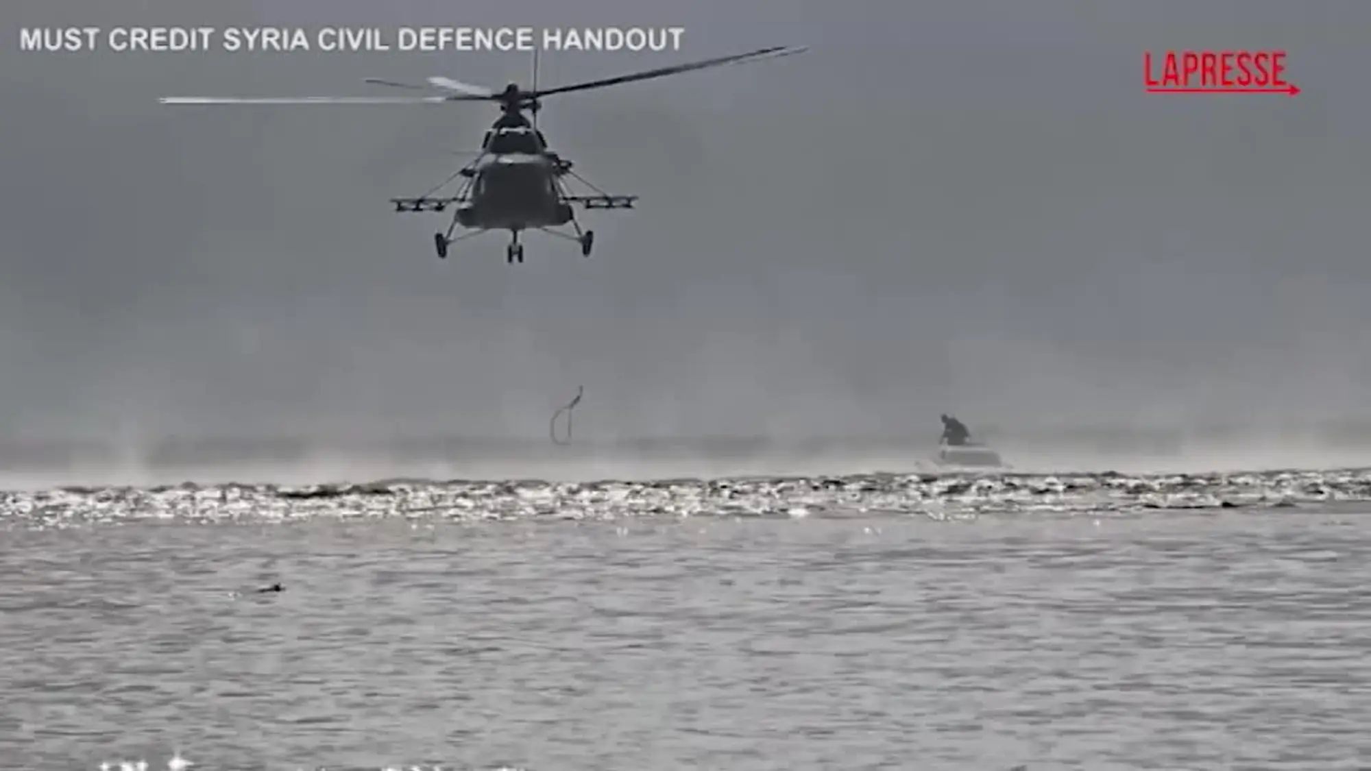 Inondazioni in Siria, lo spettacolare salvataggio di un uomo intrappolato sul tetto della propria auto