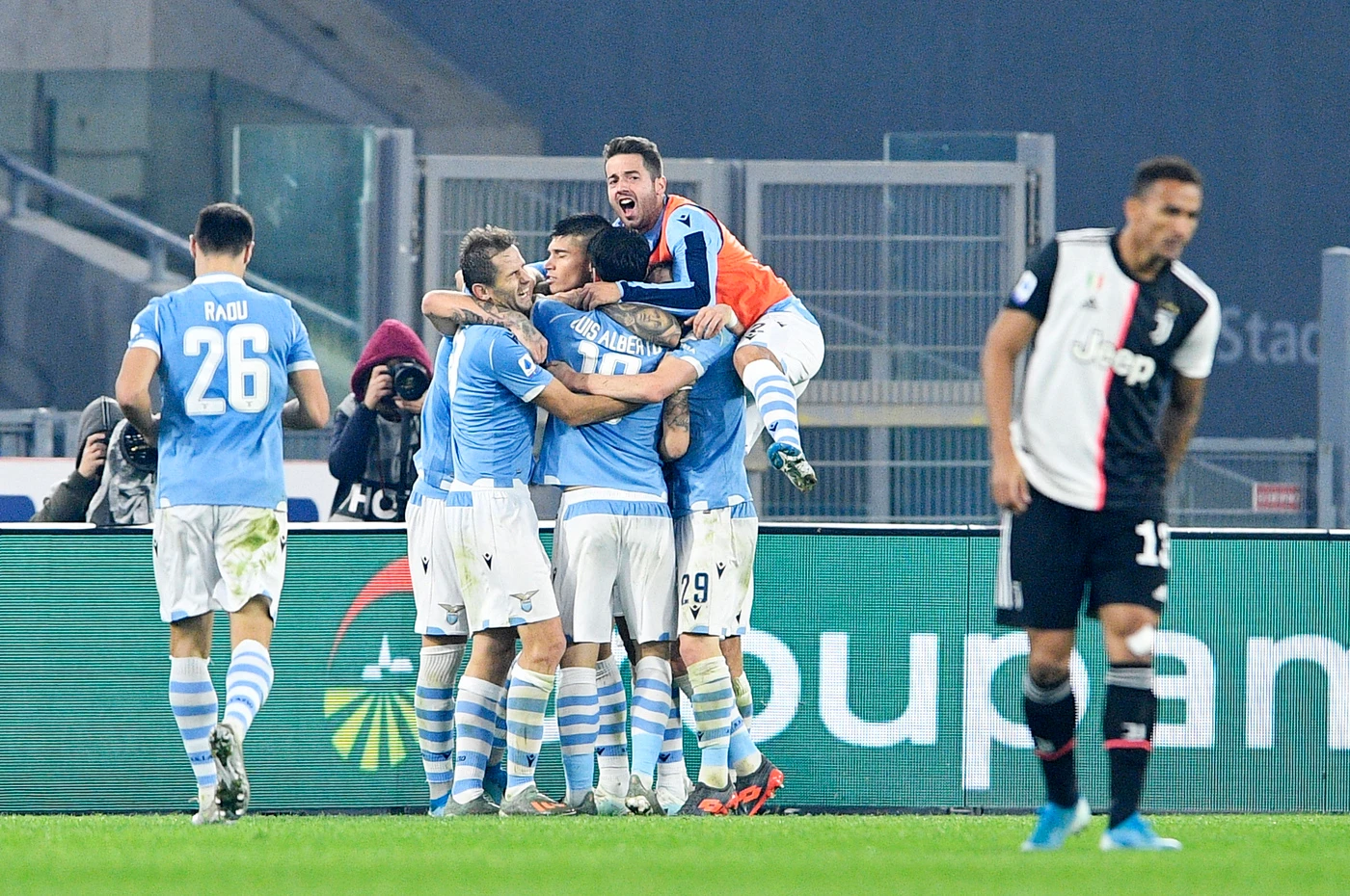 Lazio da urlo, ribalta la Juve. Arriva il primo ko per Sarri: i bianconeri ora a meno due