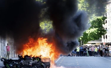 G7, il ritorno dei black bloc:  violenti rossi incendiano Ginevra