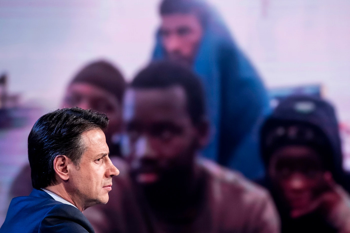 Giuseppe Conte prova a salvare il governo: "la soluzione", dove spedisce i 15 migranti della Sea Watch