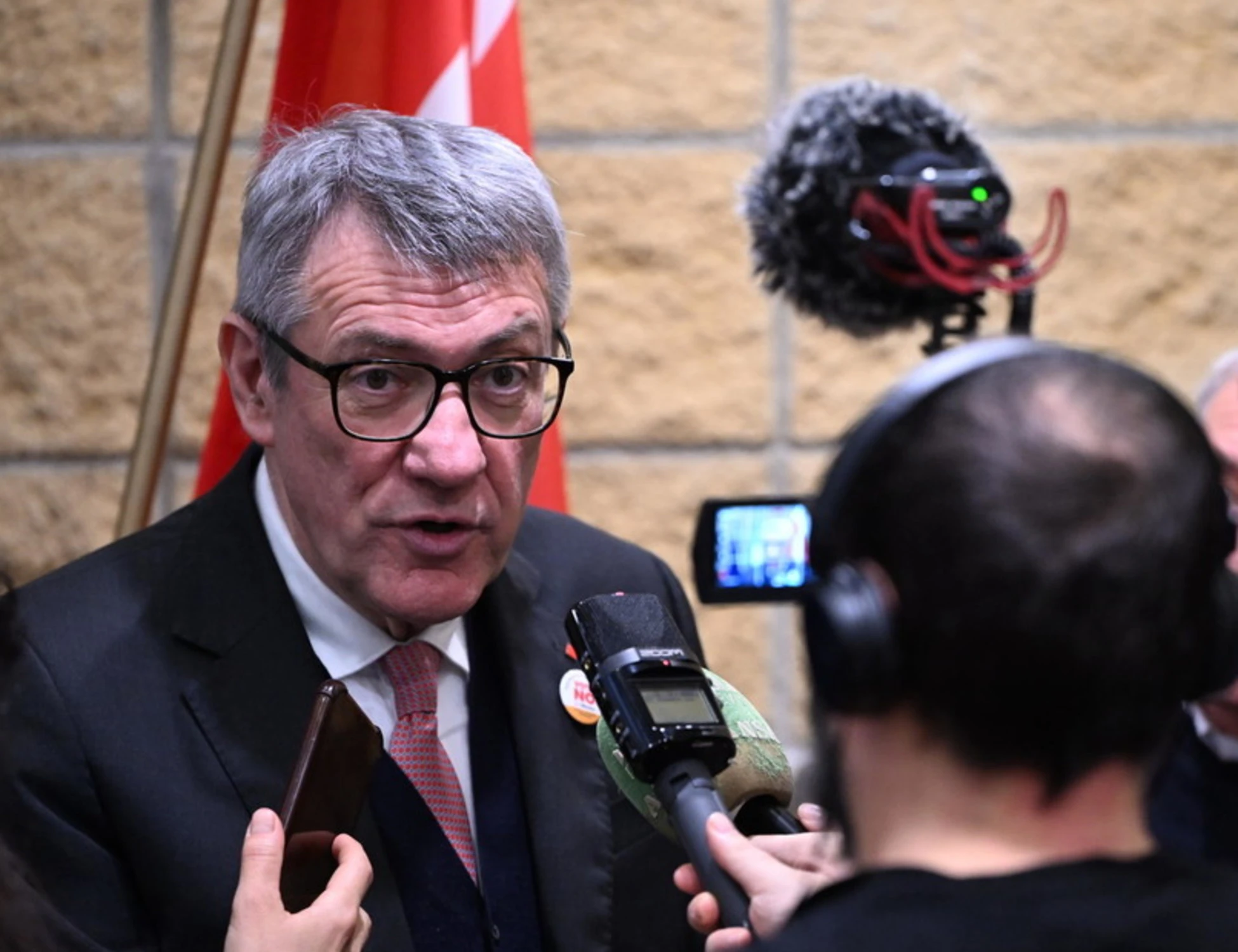 Maurizio Landini sulle foto bruciate di Meloni: "Stupidate"