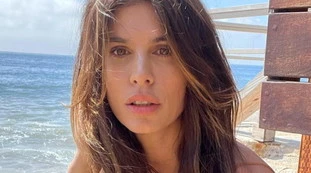 Elisabetta Canalis da impazzire a Malibu: scollatura totale e visioni proibite, occhio al dettaglio