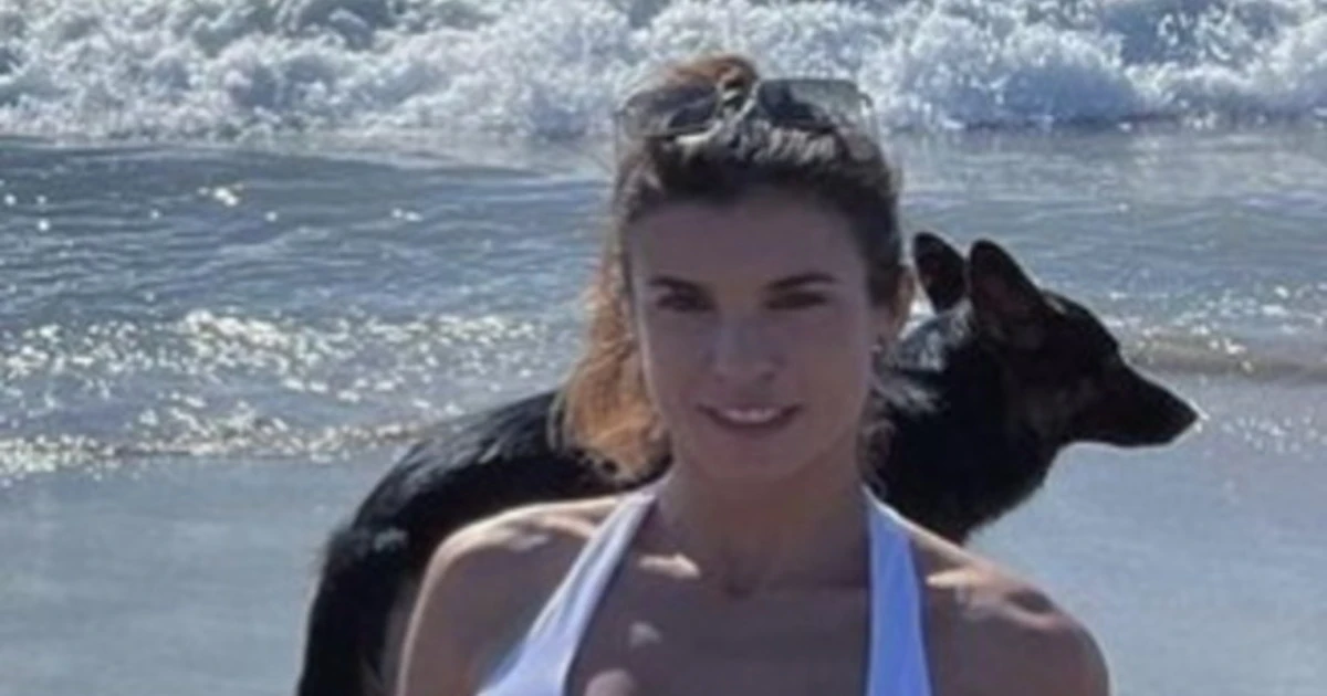Elisabetta Canalis, bikini strepitoso a novembre: in spiaggia così. Roba da bollino rosso