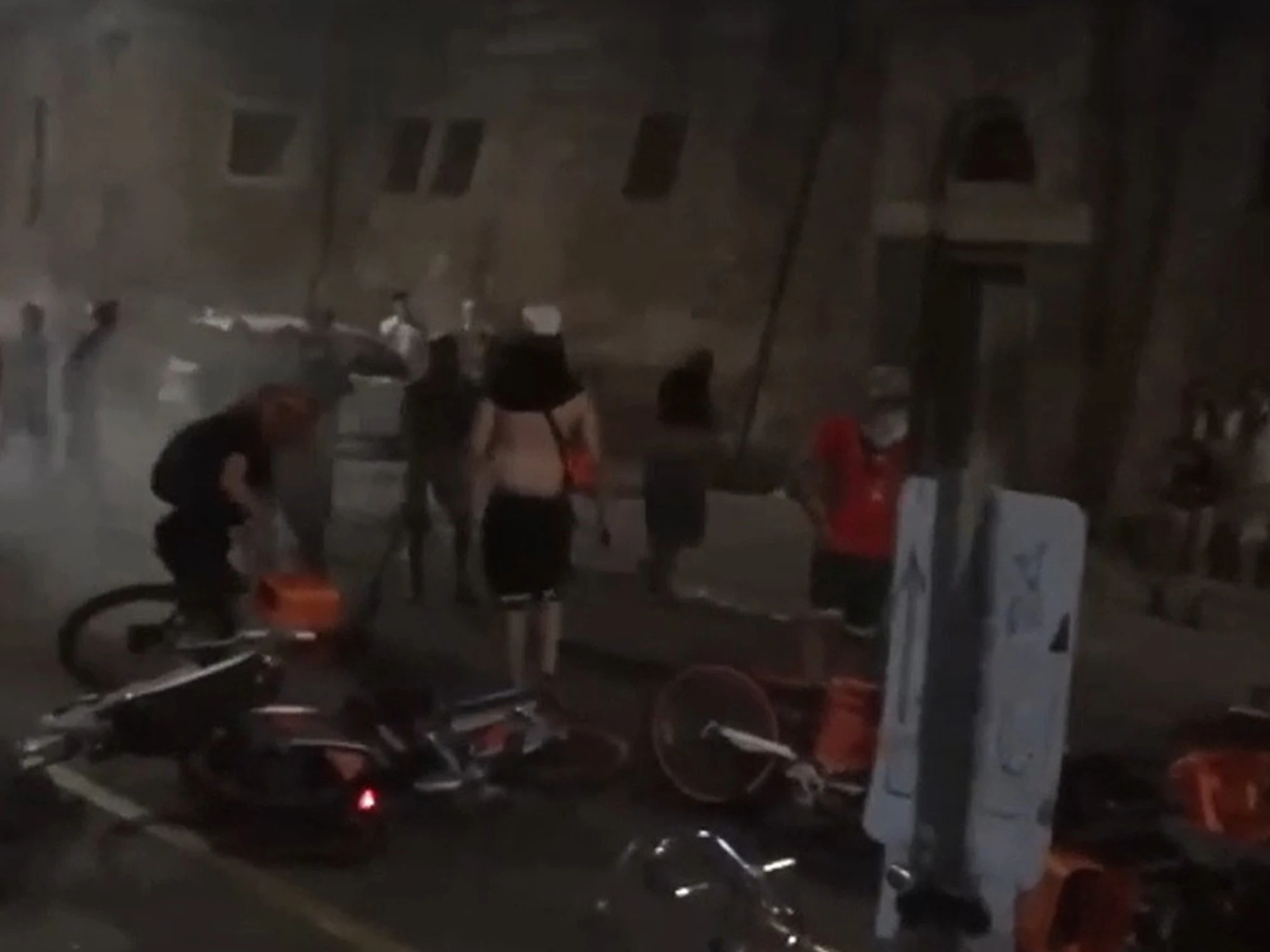 Fakir, i violenti aizzati dalla sinistra sfasciano la città e aggrediscono le divise: caos a Bologna