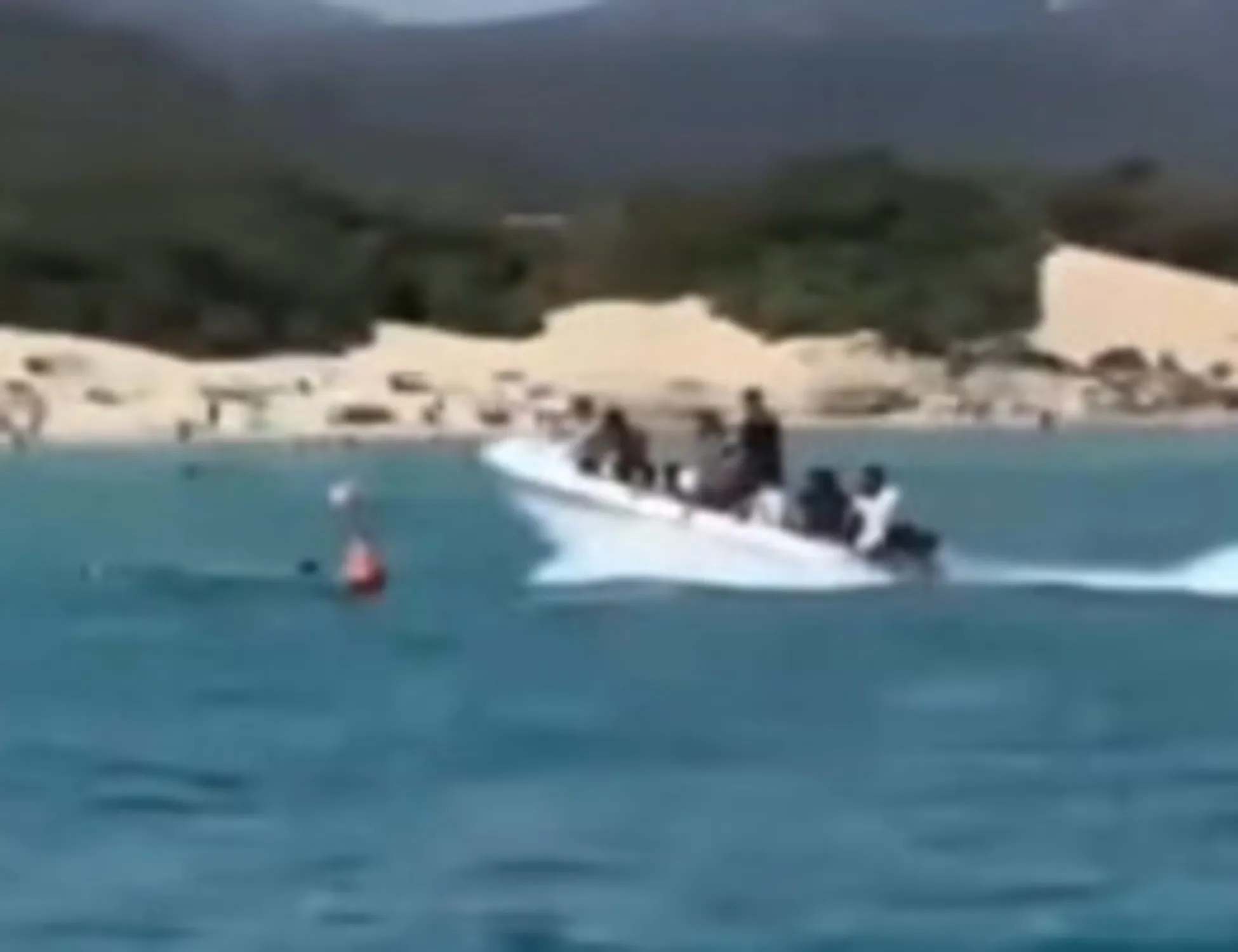 Leggi l'articolo: La 17enne travolta dal barchino di migranti: spunta il video-choc