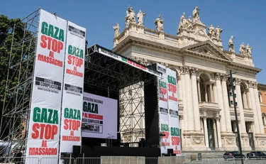Foto choc di Meloni: ecco il corteo della sinistra