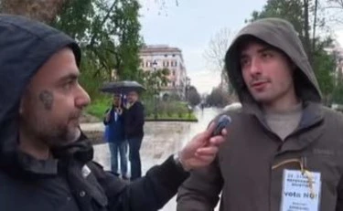 "Perché voto No?": sguardo perso e imbarazzo, la figuraccia rossa in un video 