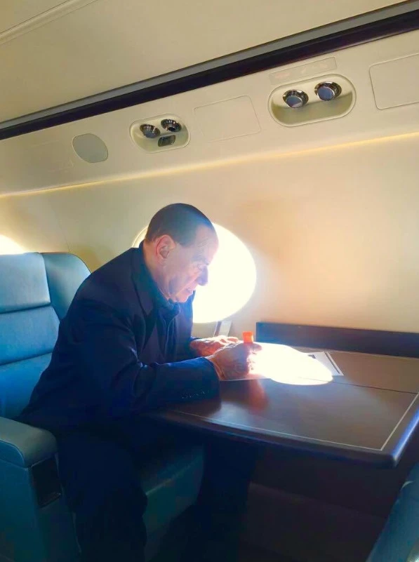 Silvio Berlusconi, la foto dal suo aereo privato: super-lusso in viaggio verso Vladimir Putin