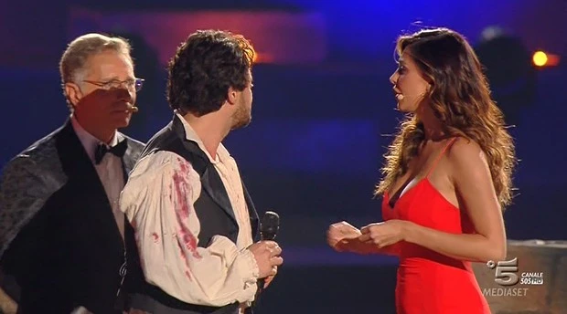 Belen Rodriguez sul palco senza tatuaggio: addio a Stefano De Martino? No, aveva coperto il disegno col trucco