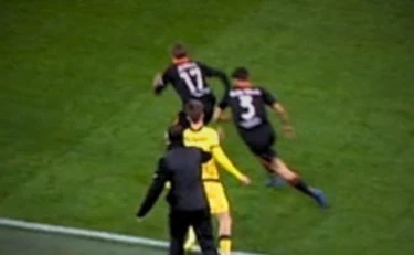 Fabregas tocca Saelemakers e Allegri sbrocca: così è iniziato il caos