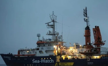 Il soccorso rosso di toghe, camici bianchi e Ong