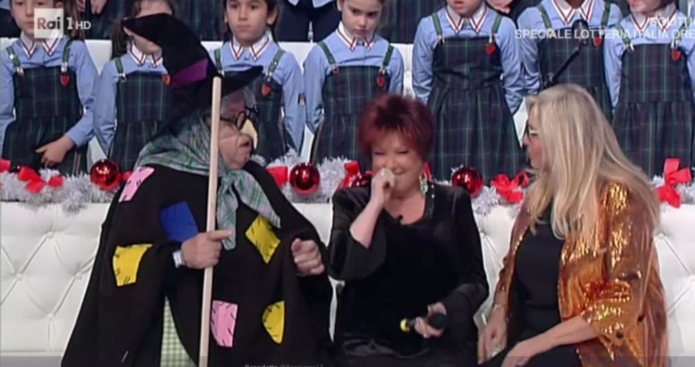 Domenica In, la Befana fa esplodere Mara Venier e Orietta Berti: chi c'è dietro quel naso finto