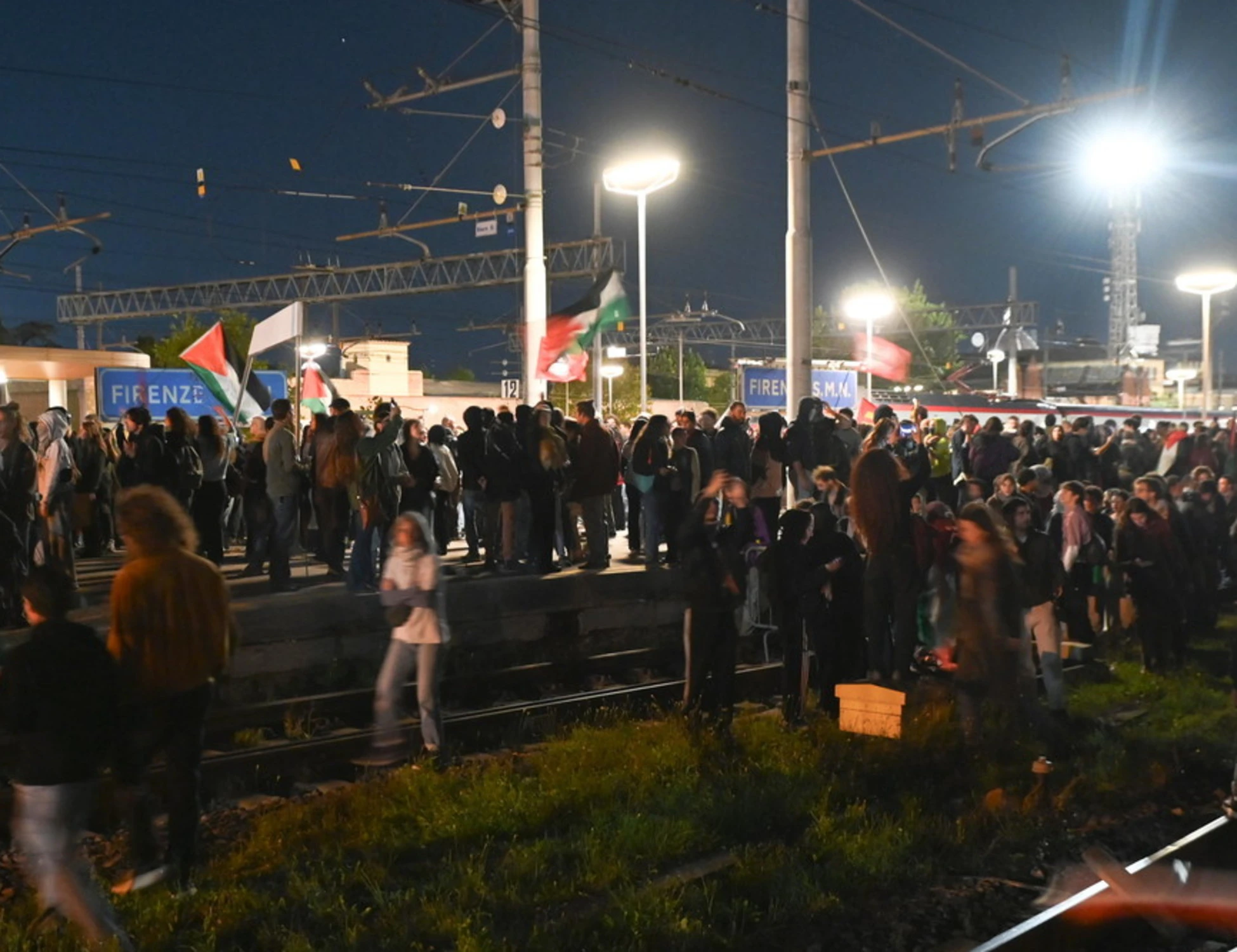 Parma, 4 esponenti del Pd occupano i binari: la denuncia di FdI