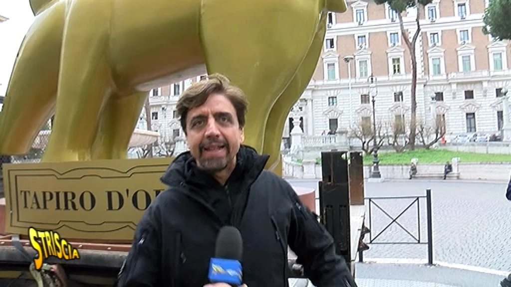 Striscia porta il Tapiro gigante al Ministro Minniti: lui reagisce nel peggiore dei modi