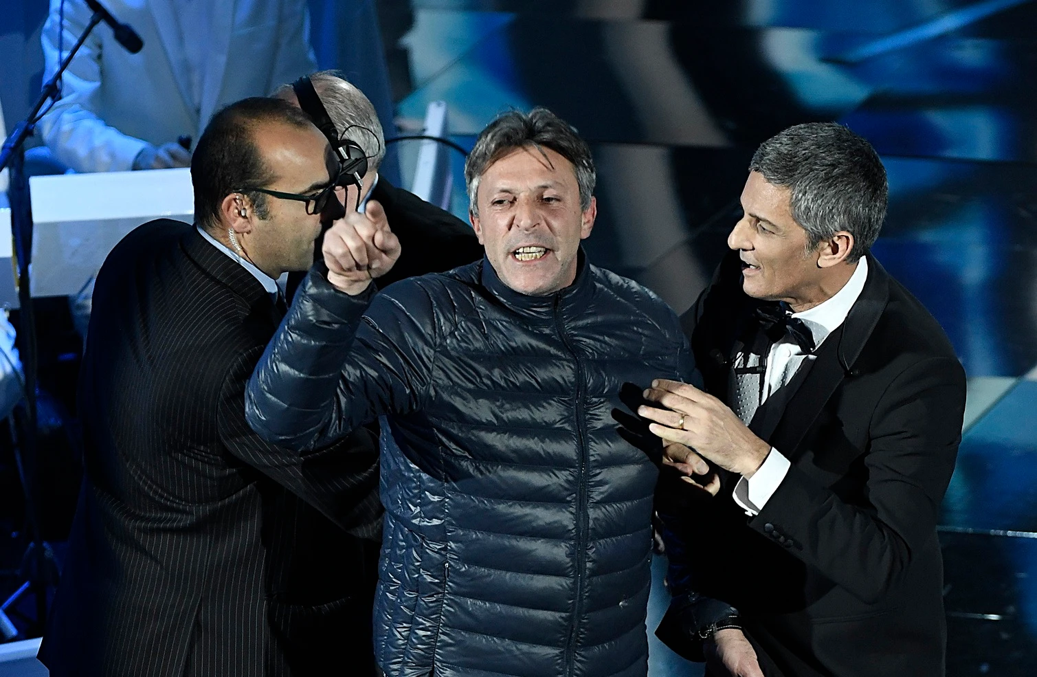 Sanremo 2018 inizia col botto: mitomane irrompe sul palco, panico per Fiorello