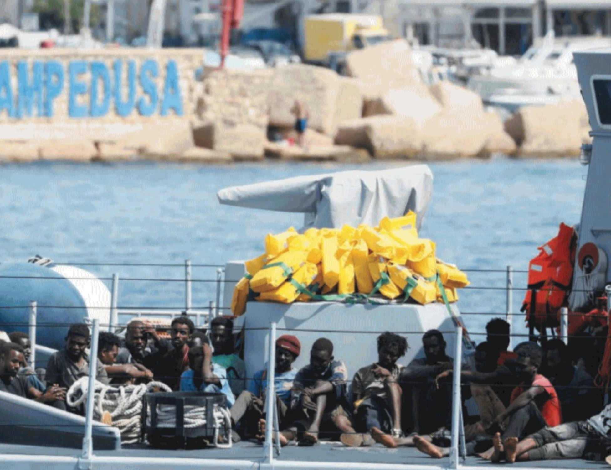 L'Unione europea dà il via libera al rimpatrio dei migranti, Pd e M5s insorgono