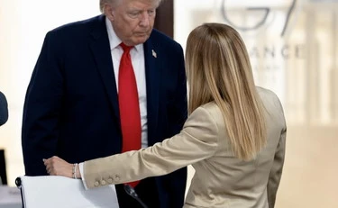 Giorgia Meloni insultata sui social dall'universo Maga: la macchina della propaganda di Donald Trump