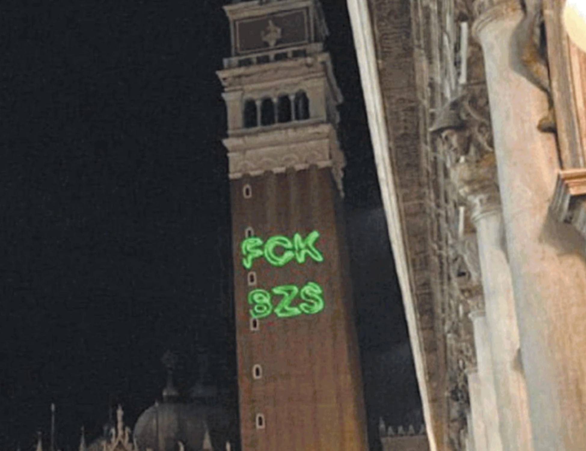 Venezia, carnevalata continua: marcia anti Bezos ma i negozianti si dissociano
