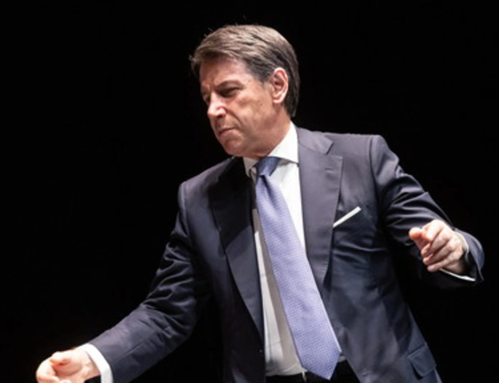 Giuseppe Conte, fango su Meloni: "Vigliacca. La postura dell'Italia? Arrancare"