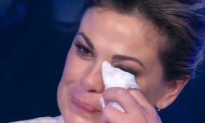 Vanessa Incontrada, pianto in diretta a  20 anni che siamo italiani : "Le critiche mi hanno fatto molto male"