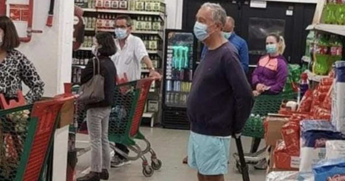 Coronavirus, il presidente del Portogallo fotografato al supermercato: mascherina e abbigliamento "curioso"
