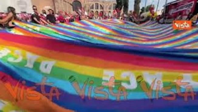 Un'enorme bandiera della pace al corteo della Cgil "La via Maestra" a Roma