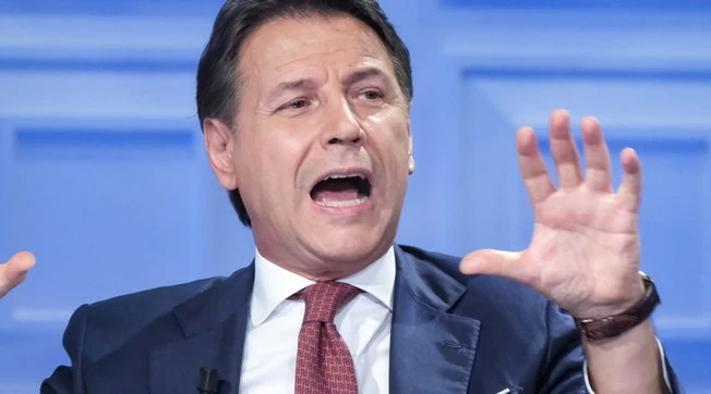 Elly Schlein, scoppia la lite con Conte: "Elmetto non lo toglie", "Non perdo tempo"