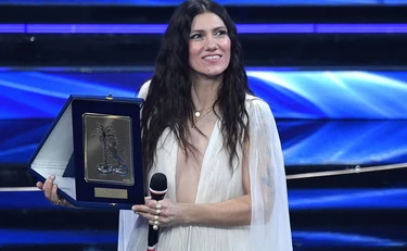 Elisa: "Censurata perché pro-Pal". Clamorosa smentita: no, è una questione di soldi