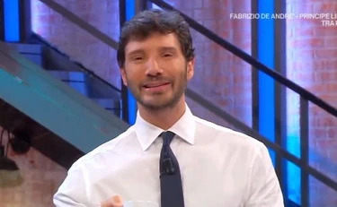 Affari Tuoi, pesante accusa a Stefano De Martino: "Squallido e sessista"