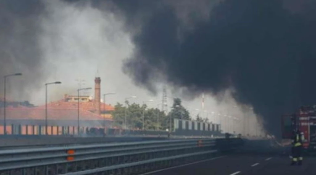 A1, schianto tra due auto e un tir-cisterna: morti e inferno di fuoco, chiusa l'autostrada e code di 10 km