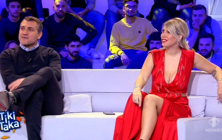 Mediaset, uragano Wanda Nara. Voce di Alfonso Signorini: "Non si accontenta più". Rivolta: chi vuole fermarla