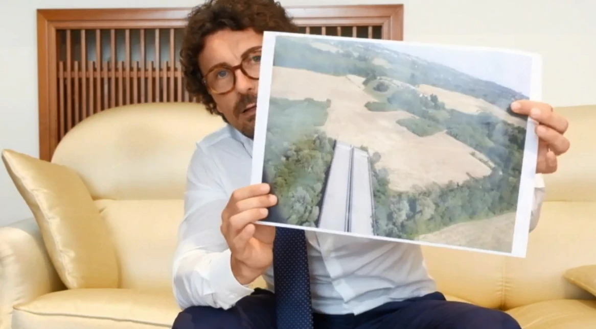 Danilo Toninelli, l'ultima tragica gaffe sull'Asti-Cuneo: sapete cosa mostra questa foto, davvero?