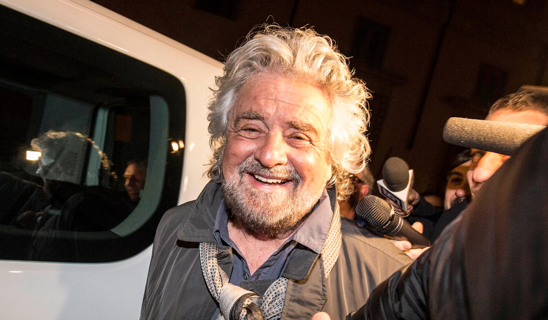 Beppe Grillo insulta Silvio Berlusconi: "Cercava della fica nel M5s, ma da noi quelle depilate..."