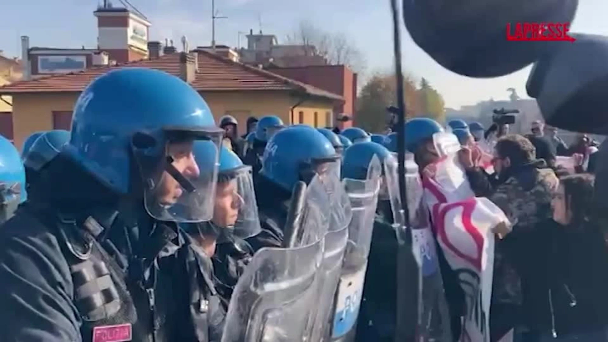 "No Meloni Day", scontri studenti-polizia al corteo a Bologna