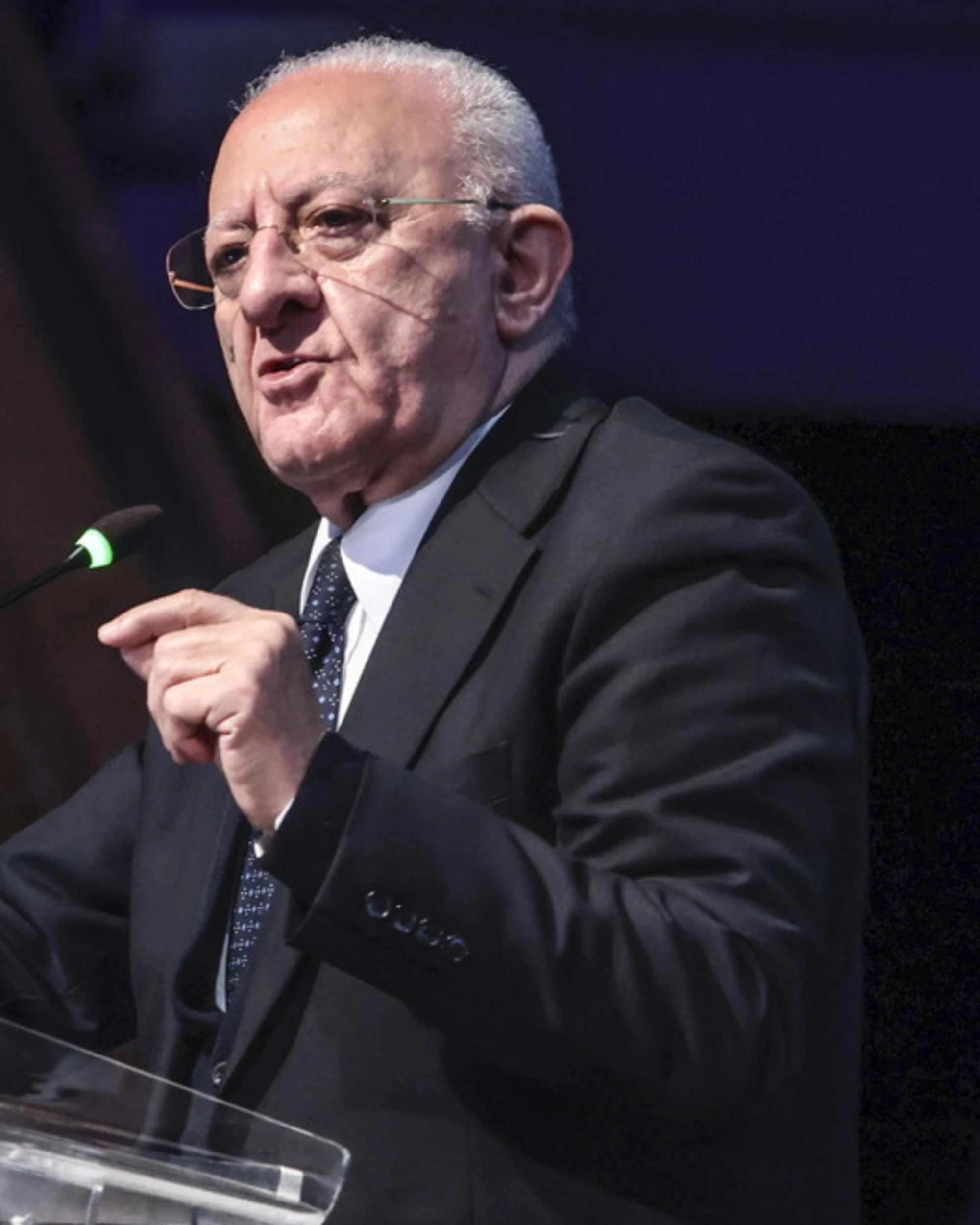 Vincenzo De Luca querelato da Cirielli di FdI: "Accusa infamante alla mia compagna"